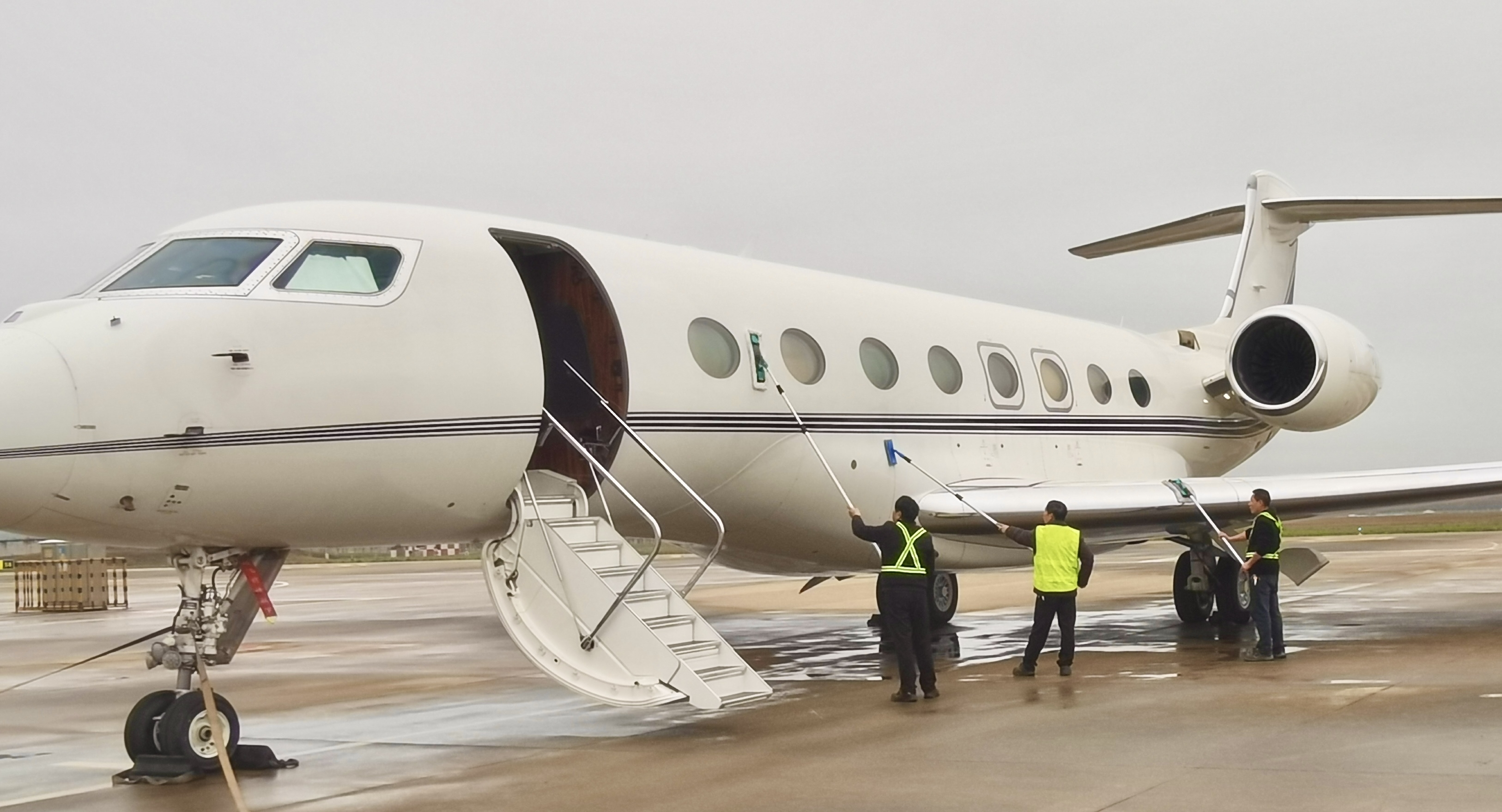 新海航金鹿公务湖南FBO首次开展飞机清洁业务