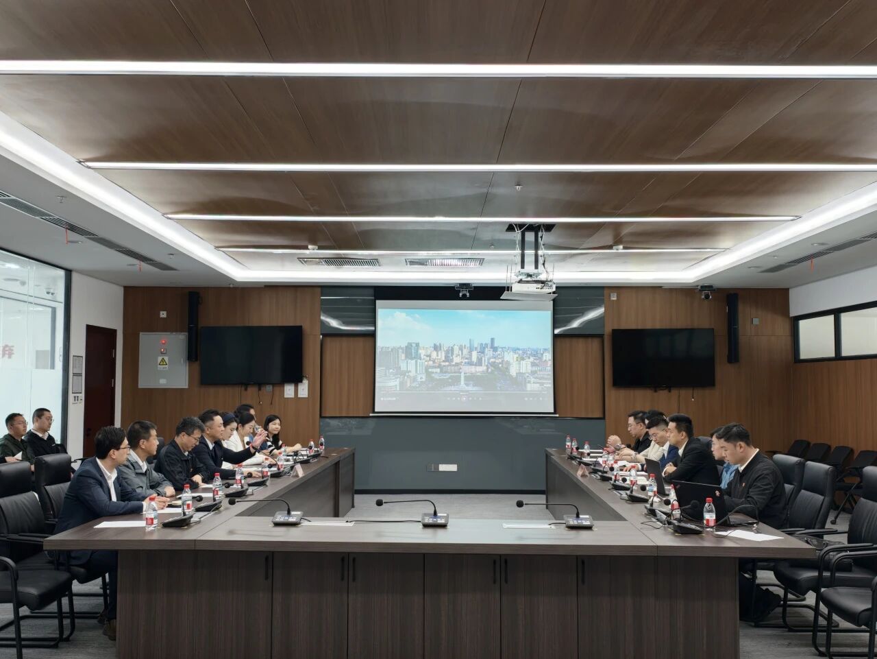 新海航金鹿公务与中国商飞营销中心、商飞江西公司开展共建交流