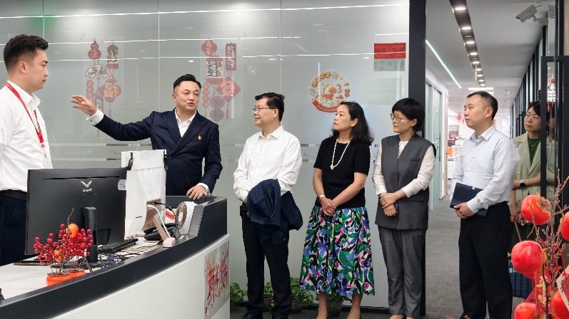 上海市长宁区委常委、统战部部长王罗清走访调研上海金鹿